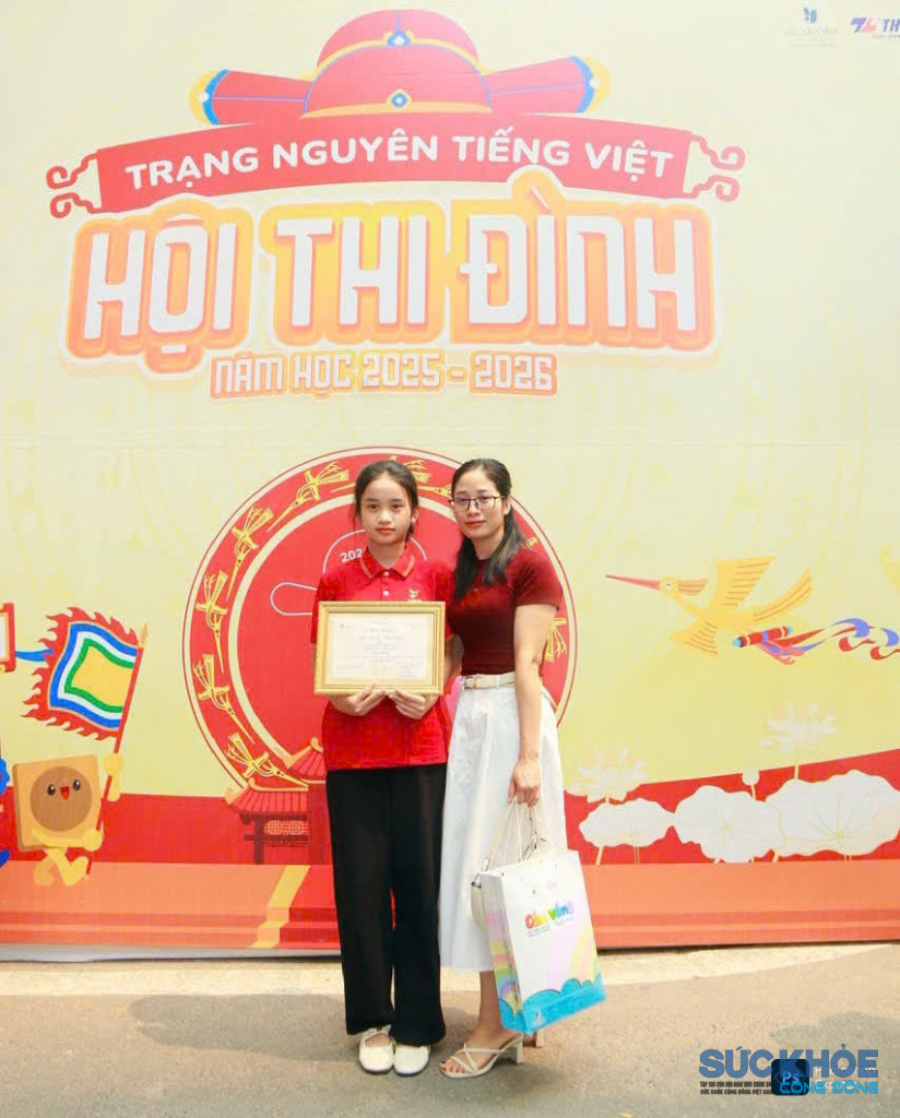 Em Đặng Vũ Quyên và Mẹ tại buổi lễ nhận giải (ảnh:ĐT)