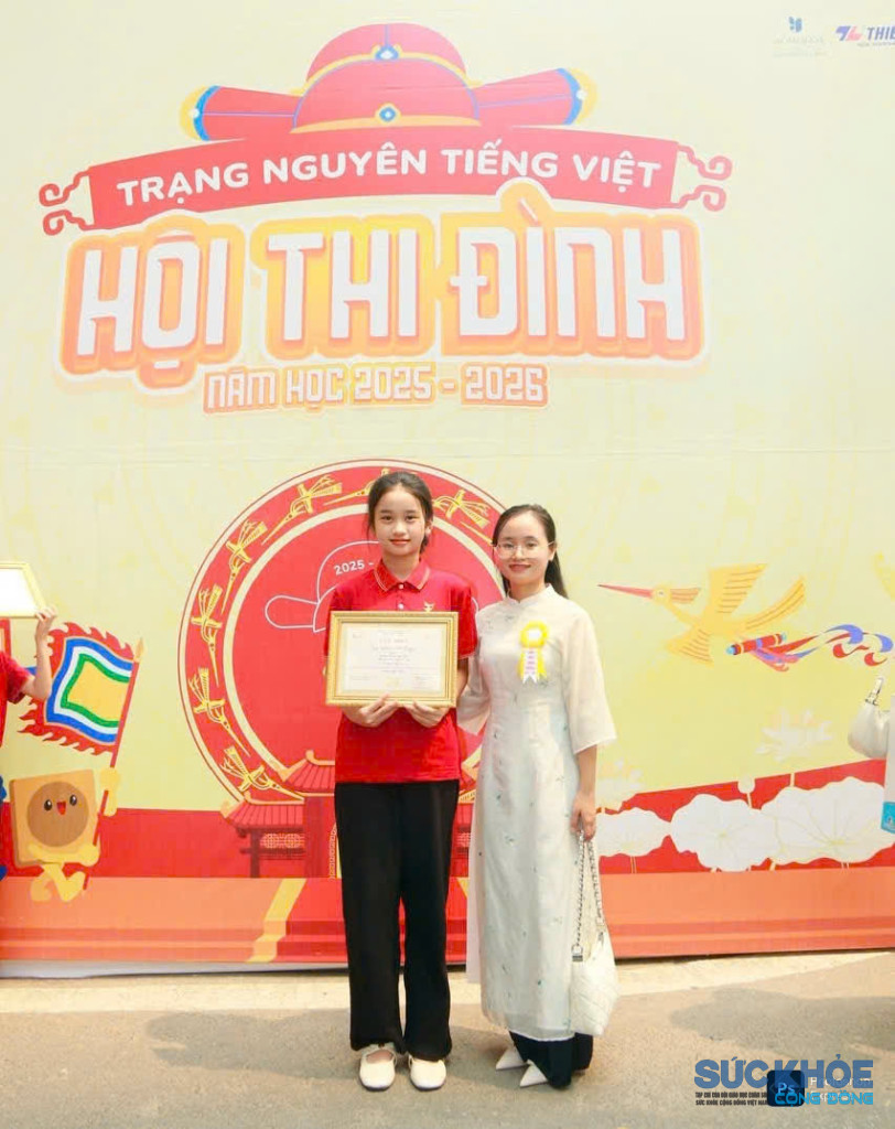 Em Đặng Vũ Quyên và cô giáo chủ nhiệm tại lễ nhận giải (ảnh:ĐT)