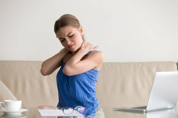 Giãn cơ và massage nhẹ nhàng giúp giảm căng cứng và hỗ trợ phục hồi cơ bắp (Ảnh: Sưu tầm)
