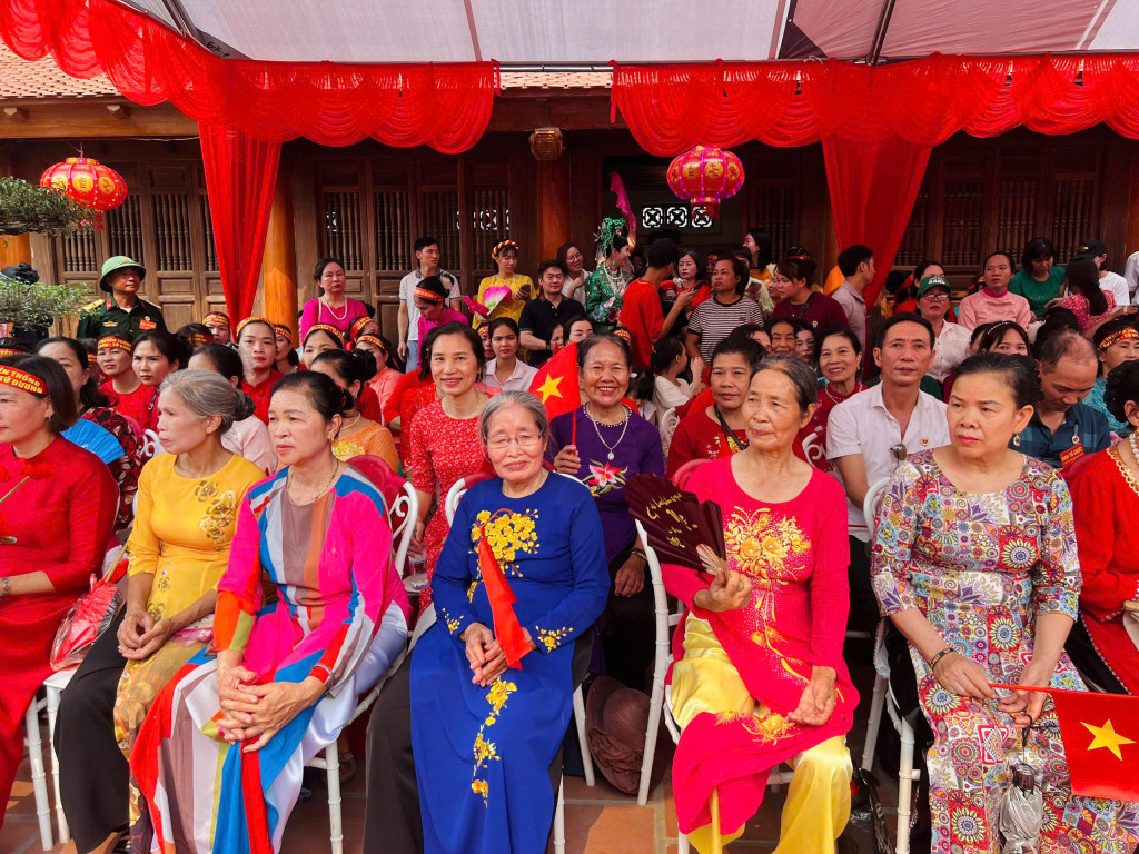 Người dân 2 thôn phấn khởi tham gia ngày hội chung 