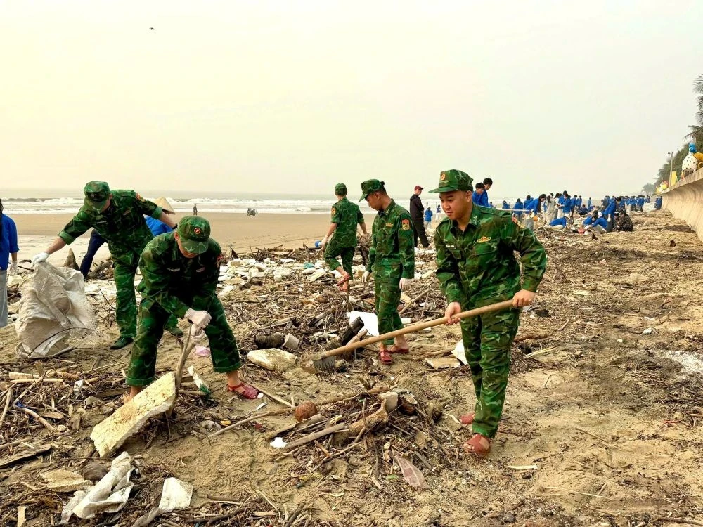 Chung tay dọn rác, trả lại cảnh quan sạch cho biển Hải Tiến.