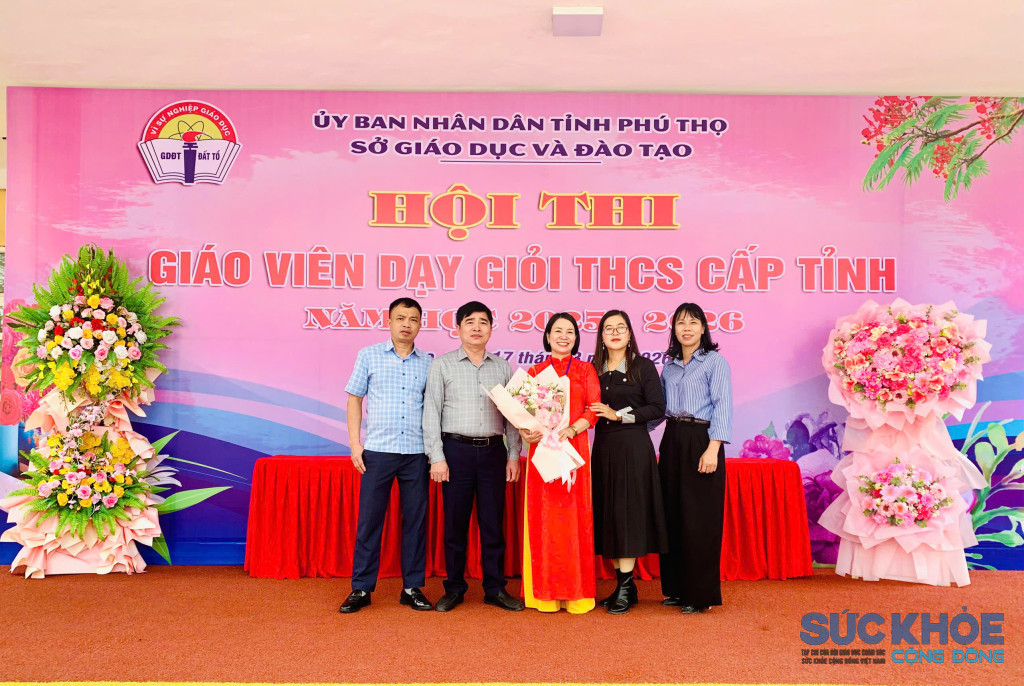 Tặng hoa chúc mừng cô giáo tại hội thi giáo viên dạy giỏi cấp tỉnh (ảnh: TL)