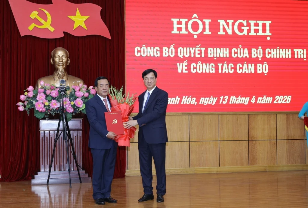 Ông Nguyễn Duy Ngọc, Ủy viên Bộ Chính trị, Bí thư Trung ương Đảng, Trưởng ban Tổ chức Trung ương trao quyết định của Bộ Chính trị điều động thượng tướng Lê Đức Thái giữ chức Bí thư Tỉnh ủy Thanh Hóa. (Ảnh: Minh Hiếu)