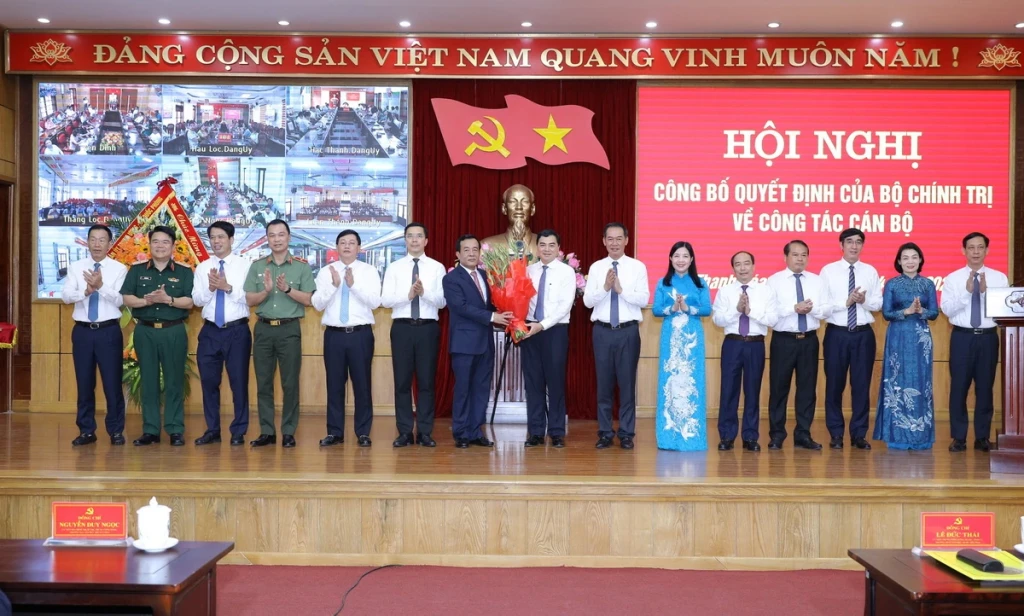 Ban Thường vụ Tỉnh ủy tặng hoa chúc mừng Bí thư Tỉnh ủy Lê Đức Thái.