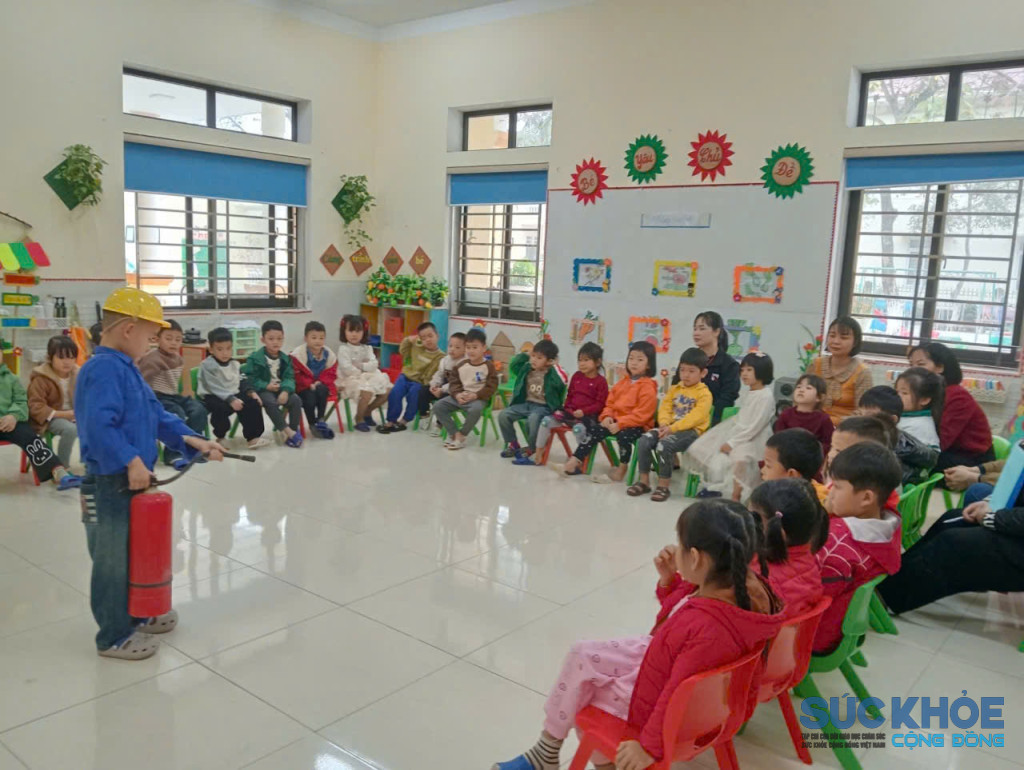 Giờ hoạt động của cô trò trường Mầm non Yên Luật (ảnh: TL)