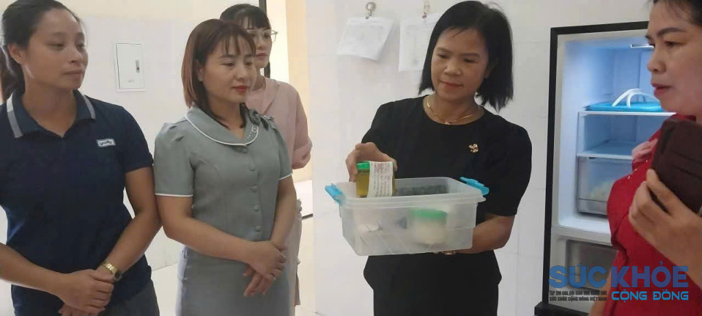 Phụ Huynh tham gia giám sát bữa ăn của học sinh tại trường mầm non Yên Luât (ảnh: TL)