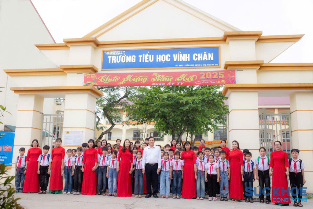 Thầy, cô trò trường tiểu học Vĩnh Chân (ảnh:TL)