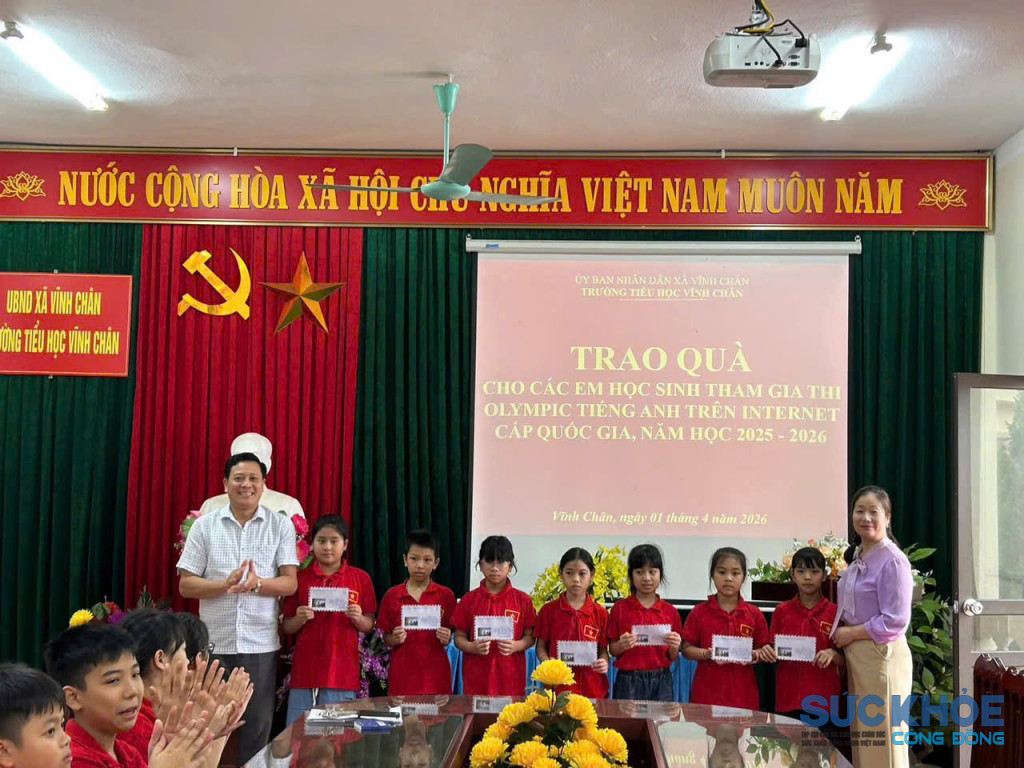 Trao thưởng cho học sinh đoạt giải tại trường tiểu học Vĩnh Chân (ảnh: TL)