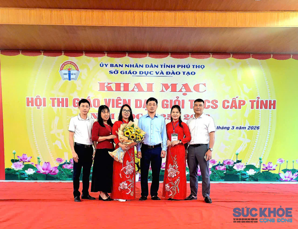 Tặng hoa chúc mừng giáo viên tham gia hội thi giáo viên dạy giỏi cấp tỉnh (ảnh: TL)