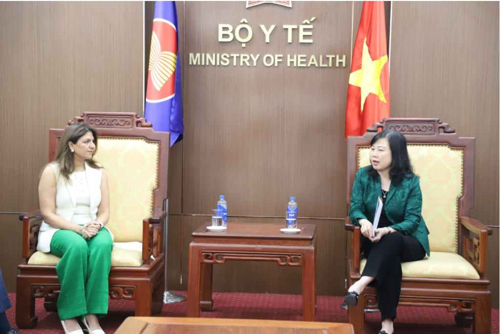 Bà Zainab Sadat, Tổng Giám đốc ngành hàng vắc-xin khu vực Đông Nam Á và Ấn Độ của Tập đoàn Sanofi chia sẻ với Bộ trưởng Đào Hồng Lan (Ảnh: Bộ Y tế)