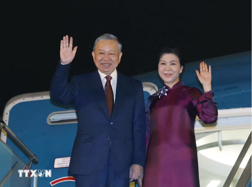 Tổng Bí thư, Chủ tịch nước Tô Lâm và Phu nhân rời Hà Nội, lên đường thăm cấp Nhà nước đến Trung Quốc (Ảnh: TTXVN)