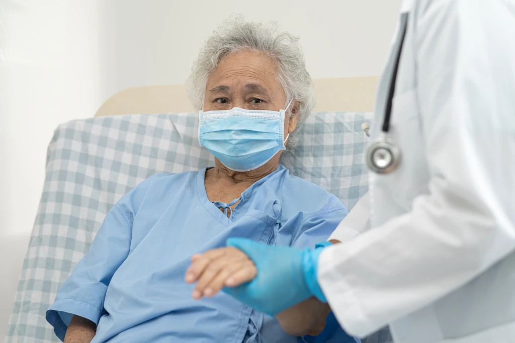 Người lớn tuổi mắc bệnh cúm có thể xuất hiện biến chứng nặng (Ảnh: Sưu tầm)