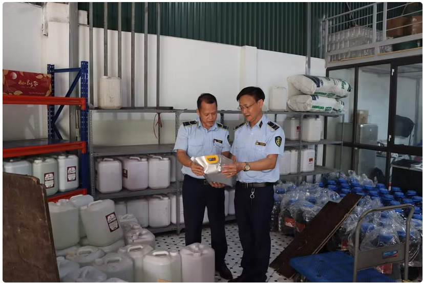 Lực lượng chức năng kiểm tra đột xuất tại cơ sở (Ảnh:  Cục Quản lý và Phát triển thị trường trong nước)