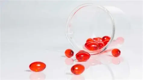 Vitamin E đỏ thực chất là viên nang mềm có màu vỏ đặc trưng, không phản ánh chất lượng bên trong (Ảnh: Sưu tầm)
