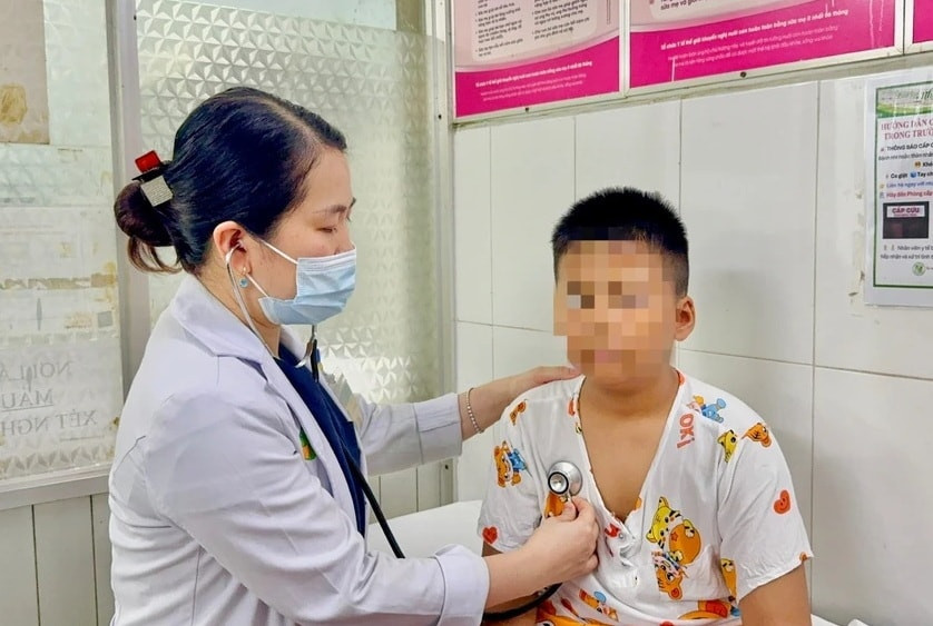 Một học sinh của Trường Tiểu học Bình Quới Tây có các dấu hiệu nghi ngờ ngộ độc thực phẩm được khám tại Bệnh viện Nhi đồng 2 (Ảnh: TL)