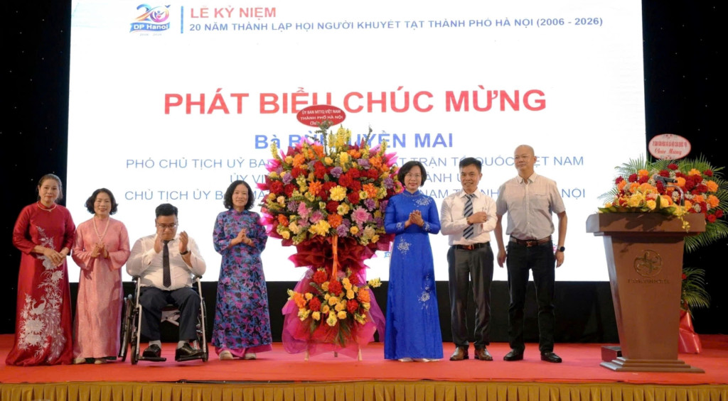 Lãnh đạo Ủy ban Mặt trận Tổ quốc Việt Nam thành phố Hà Nội Bùi Huyền Mai chúc mừng 20 năm thành lập Hội Người khuyết tật thành phố Hà Nội. Ảnh: PV