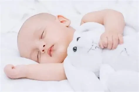 Trẻ sơ sinh chưa thể ngủ xuyên đêm do nhu cầu bú và hệ thần kinh chưa hoàn thiện (Ảnh: Sưu tầm)
