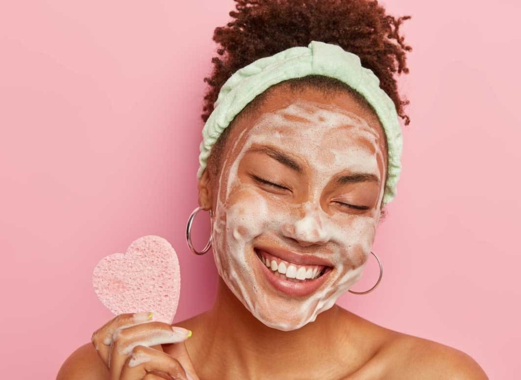Làn da dễ “khó chiều” khi giao mùa, vì vậy cần điều chỉnh skincare linh hoạt thay vì thay toàn bộ mỹ phẩm. (Ảnh: Sưu tầm)
