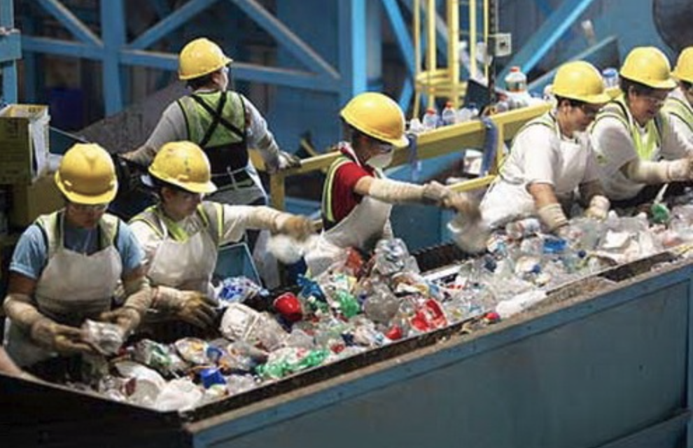 Rác thải công nghiệp là những chất thải được thải ra môi trường thông qua những hoạt động của một số nhà máy, xí nghiệp. (Ảnh minh họa)
