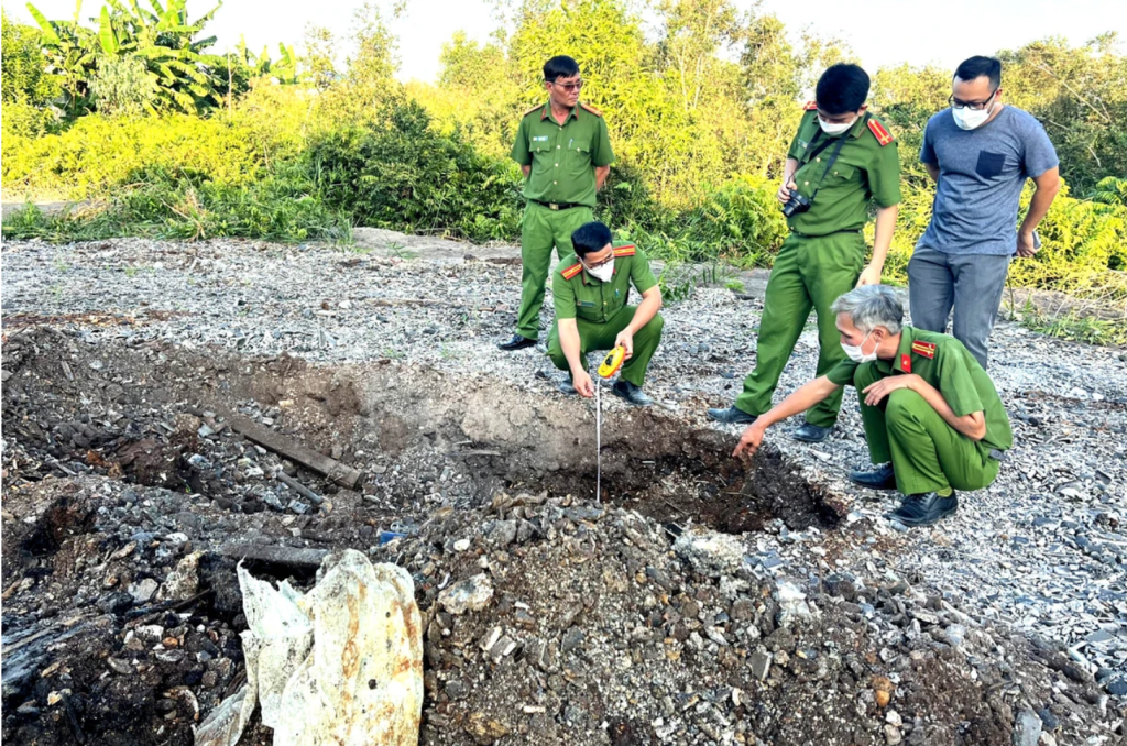 Lực lượng chức năng Đồng Nai tổ chức khám nghiệm hiện trường đổ trộm hàng trăm tấn chất thải công nghiệp (Ảnh: TL)
