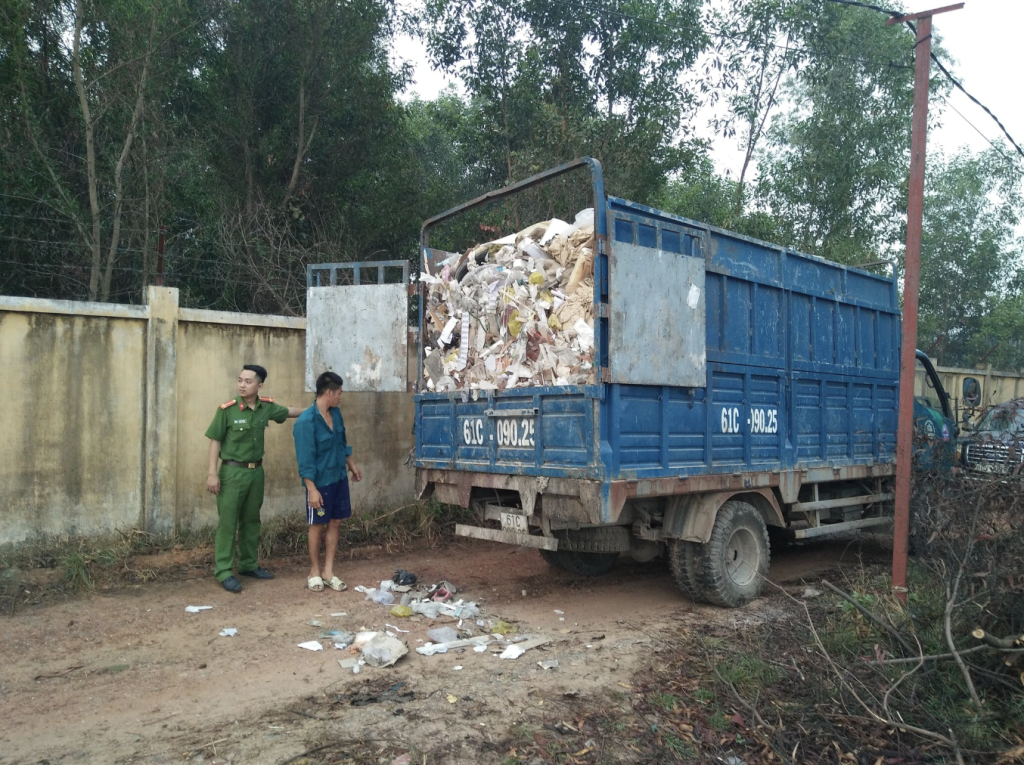 Bắt quả tang xe tải đổ trộm rác công nghiệp ra môi trường (Ảnh: TL)