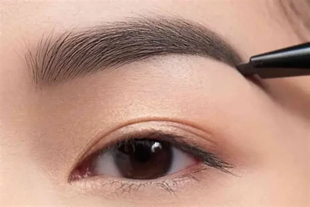 Lông mày sau khi cạo có thể trông đậm hơn do phần đầu sợi lông mới mọc (Ảnh: Sưu tầm)