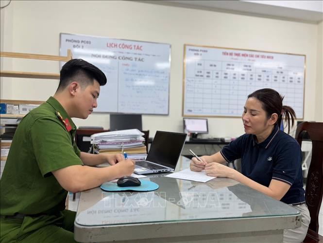 Công an làm việc với đối tượng (Ảnh: TTXVN)