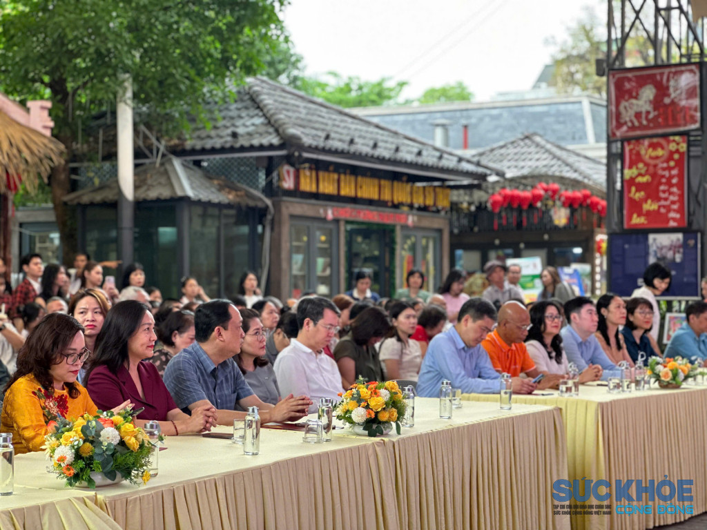 Các đại biểu tham dự buổi lễ (Ảnh: Nguyễn Nghị)
