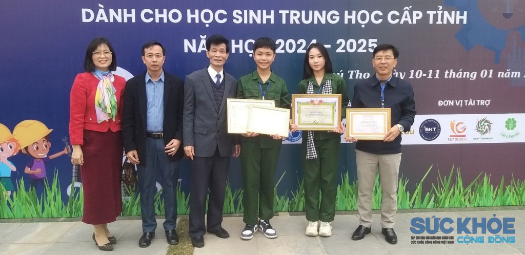Lãnh đạo sở tặng giấy khen và chụp ảnh cùng thầy và trò trường THCS Liên Hoa (ảnh: TL)