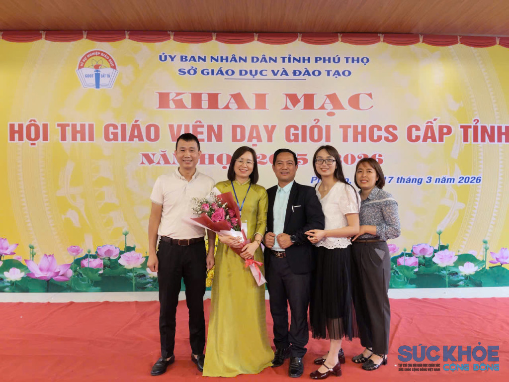 Tặng hoa chúc mừng cô giáo đoạt giáo viên dạy giỏi cấp tỉnh (ảnh: TL)