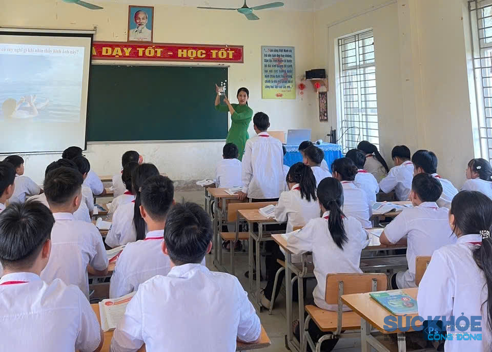 Giờ học của cô và trò Trường THCS Phú Mỹ (ảnh: TL)