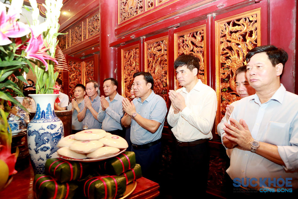 Phó Chủ tịch UBND tỉnh Nguyễn Huy Ngọc cùng các thành viên Ban tổ chức dâng hương tưởng niệm các Vua Hùng tại Thượng cung (ảnh: TL)