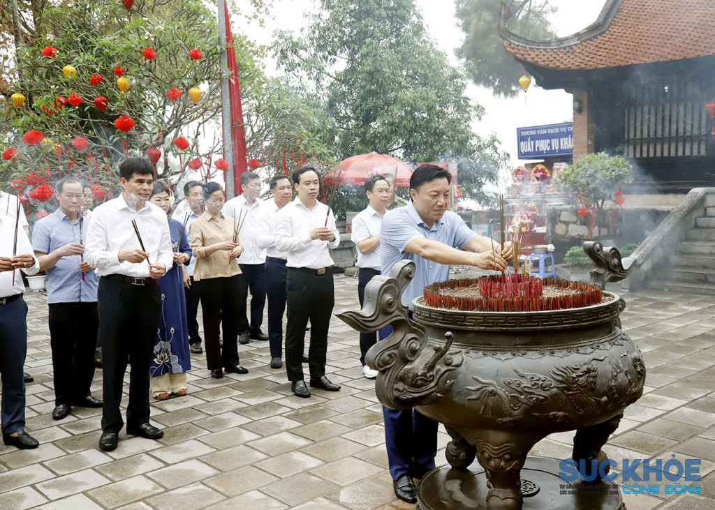 Phó Chủ tịch UBND tỉnh Nguyễn Huy Ngọc cùng các thành viên Ban tổ chức thành kính dâng hương tại Đền Tổ Mẫu Âu Cơ (ảnh: ĐT)