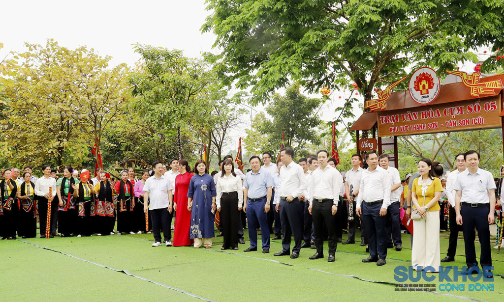 Phó Chủ tịch UBND tỉnh Nguyễn Huy Ngọc kiểm tra khu vực tổ chức Hội trại văn hóa và trưng bày, quảng bá, giới thiệu các sản phẩm, sản vật địa phương tại Đồi Phú Bùng(ảnh: ĐT)