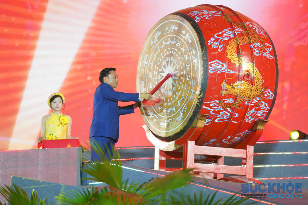 GS. Nguyễn Huy Ngọc, Phó Chủ tịch UBND tỉnh Phú Thọ đánh trống khai hội (ảnh: TL)