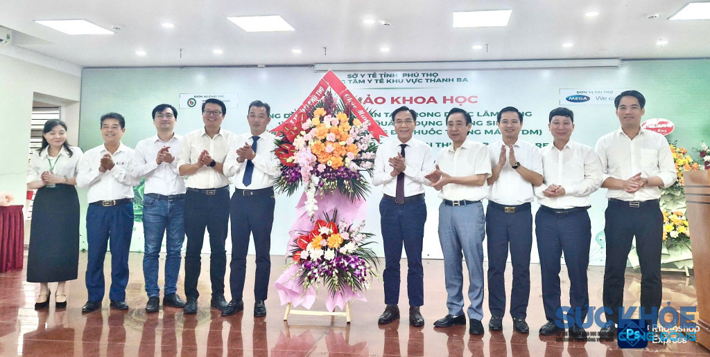 Lãnh đạo sở Y tế tặng hoa chúc mừng TTYT Khu vực Thanh Ba (ảnh: ĐT)