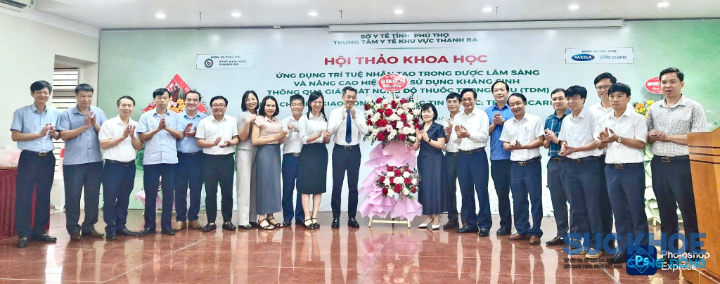 Các Trung tâm Y tế khu vực đến dự và tặng hoa chúc mừng  TTYT khu vực Thanh Ba(ảnh: ĐT)