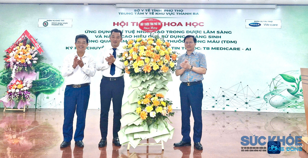 Ông Trần Minh Khánh, Chủ tịch hội Y dược tỉnh Phú Thọ(bên phải)tặng hoa chúc mừng (ảnh: ĐT)