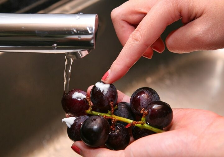 Rửa bằng kem đánh răng (Ảnh: Sưu tầm)
