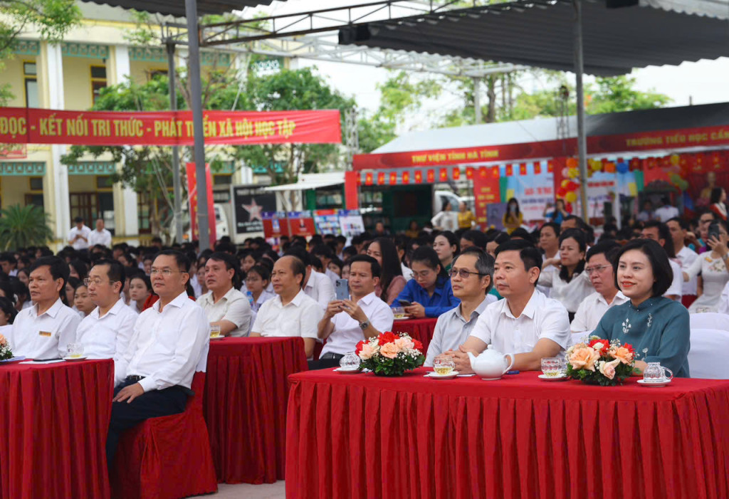 Đại biểu tham dự buổi lễ