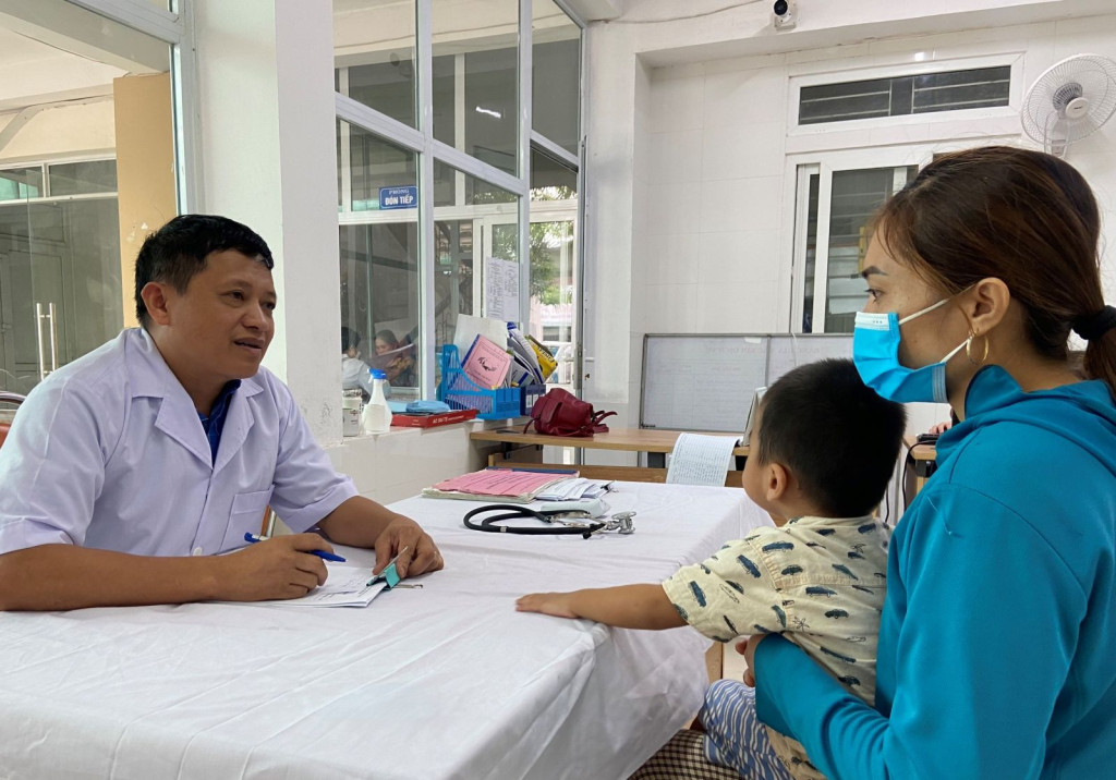 Bác sỹ CDC Hà Tĩnh tư vấn tiêm phòng người dân khi bị chó, mèo cắn

