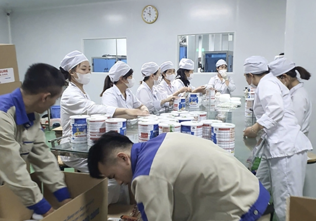 Công nhân đóng hộp thành phẩm sữa giả tại cơ sở sản xuất, chuẩn bị bán ra thị trường (Ảnh: TL)