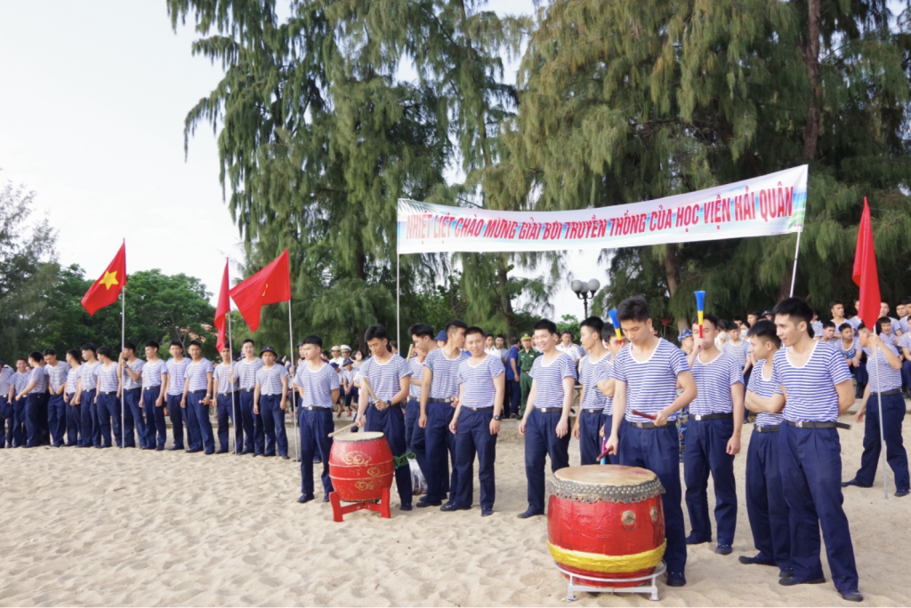 Cổ động viên nhiệt tình  cổ vũ cho vận đông viên tranh tài