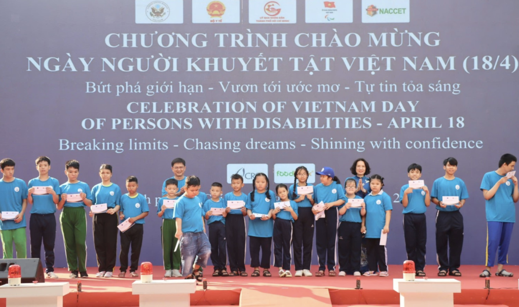 hứ trưởng Bộ Y tế Nguyễn Thị Liên Hương và các đồng chí lãnh đạo trao quà cho trẻ em khuyết tật và các nạn nhân bị ảnh hưởng bởi chất độc da cam/dioxin (Ảnh: Bộ Y tế)