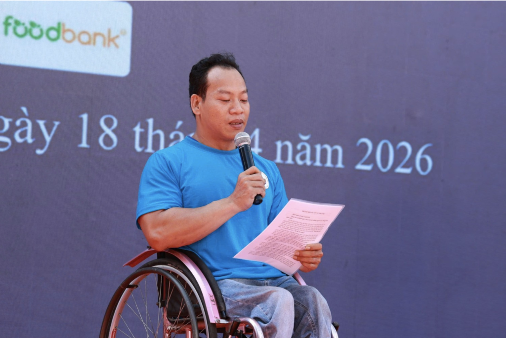 Vận động viên khuyết tật Lê Văn Công chia sẻ nhân Ngày Khuyết tật Việt Nam (Ảnh: Bộ Y tế)
