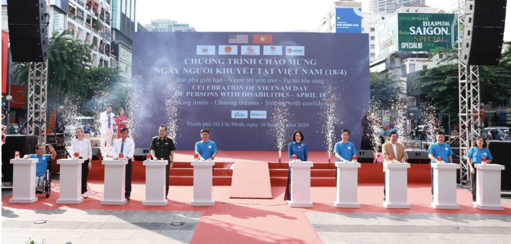 Thứ trưởng Bộ Y tế Nguyễn Thị Liên Hương và các đại biểu nhấn nút phát động phong trào thể dục, thể thao dành cho người khuyết tật cả nước (Ảnh: Bộ Y tế)