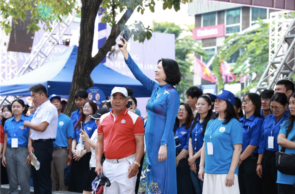 PGS.TS Nguyễn Thị Liên Hương, Thứ trưởng Bộ Y tế bắn súng khai mạc chương trình đi bộ (Ảnh: Bộ Y tế)