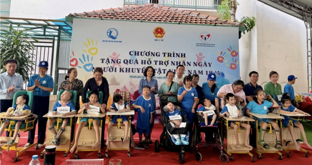 Thứ trưởng Bộ Y tế Nguyễn Thị Liên Hương thăm và tặng quà cho trẻ em khuyết tật tại TP. Hồ Chí Minh (Ảnh: Bộ Y tế)
