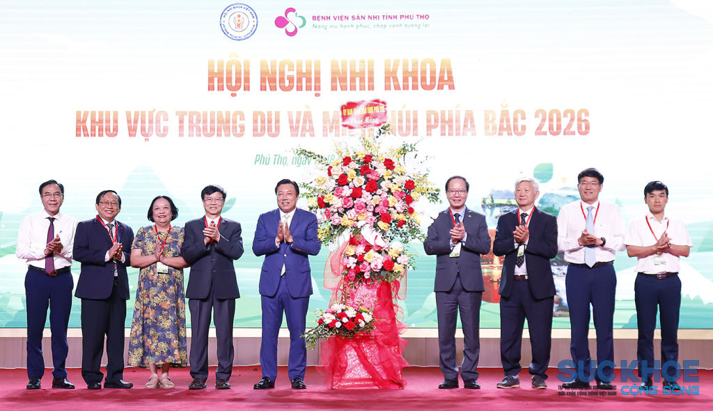 GS. Nguyễn Huy Ngọc, Phó Chủ tịch UBND tỉnh(áo xanh bên trái) tặng hoa chúc mừng hội nghị (ảnh:ĐT)