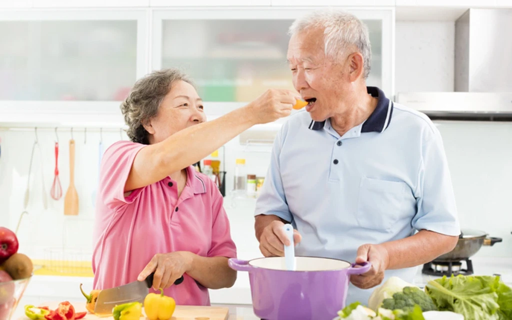 Người cao tuổi nên ưu tiên trứng luộc hoặc hấp để hạn chế chất béo dư thừa (Ảnh: Sưu tầm)
